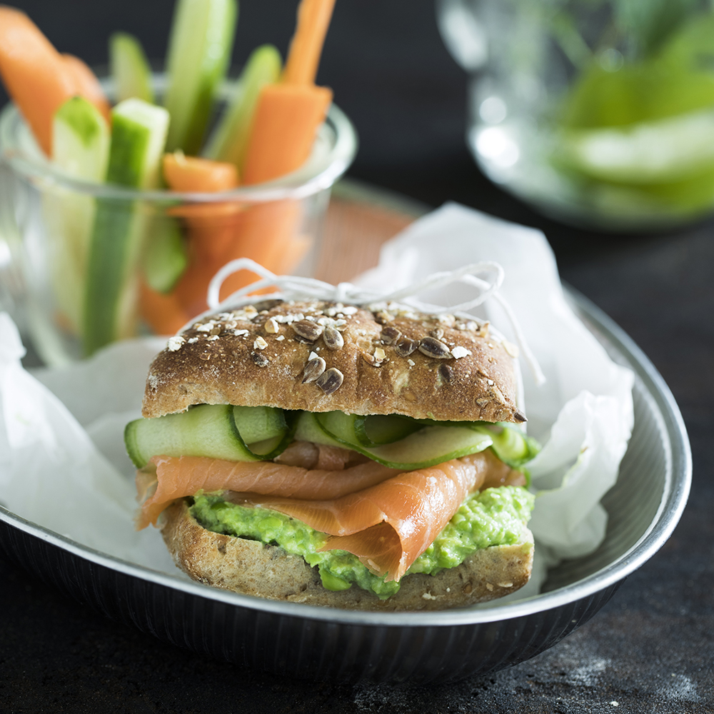 Laksehaps med ærtecreme og sprød agurk