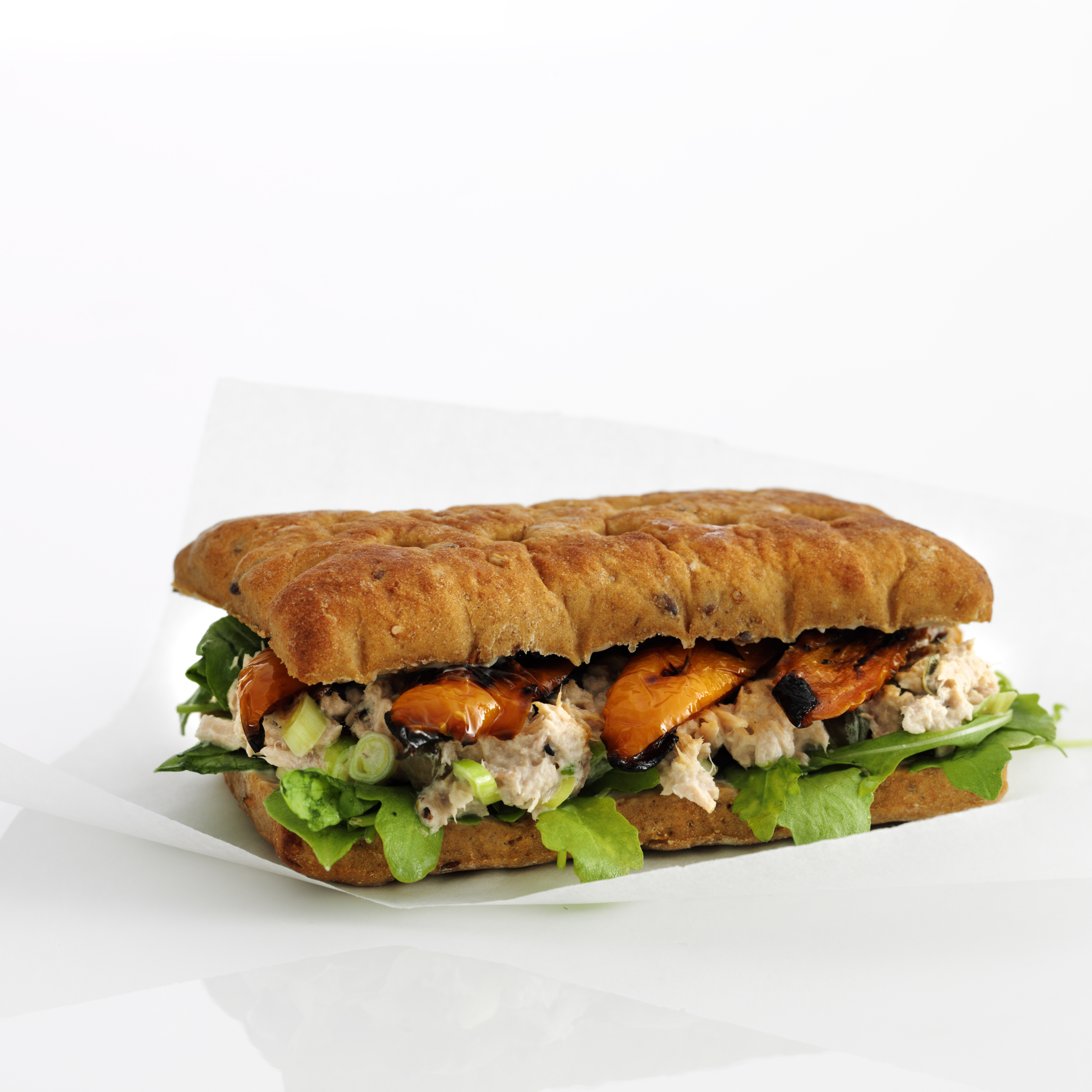 Sandwich med tunsalat og grillet peberfrugt