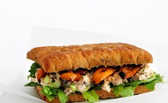 Sandwich med tunsalat og grillet peberfrugt