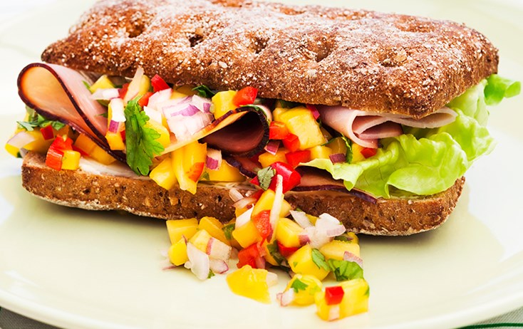 Sandwich med skinke og mangosalsa