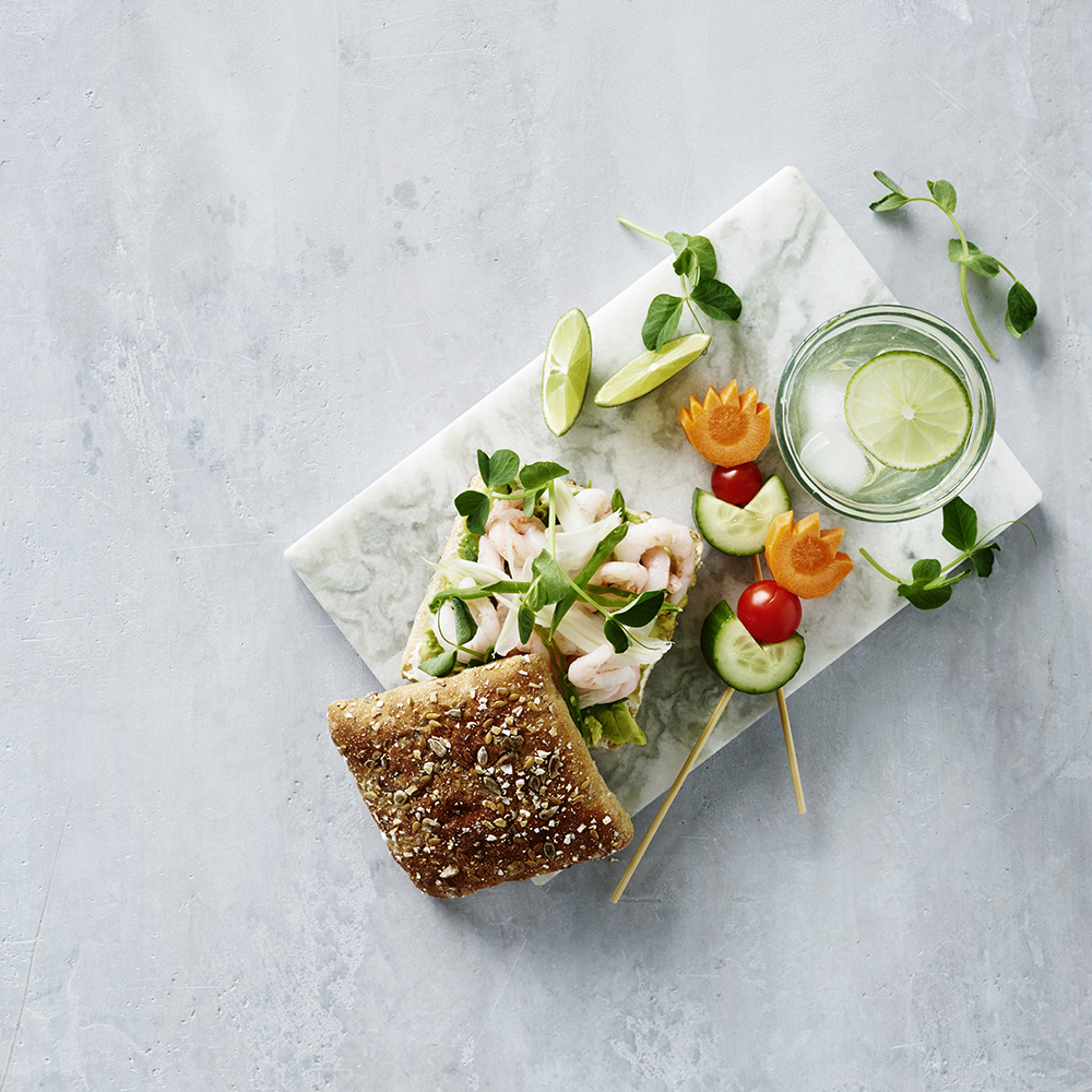 Solstykke med rejer og avocado