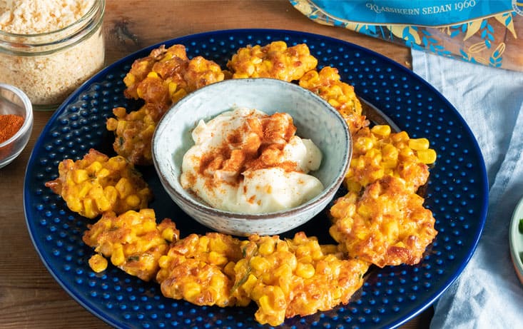 Ostiga majsfritters på hemmagjort ströbröd - Recept | Pågen